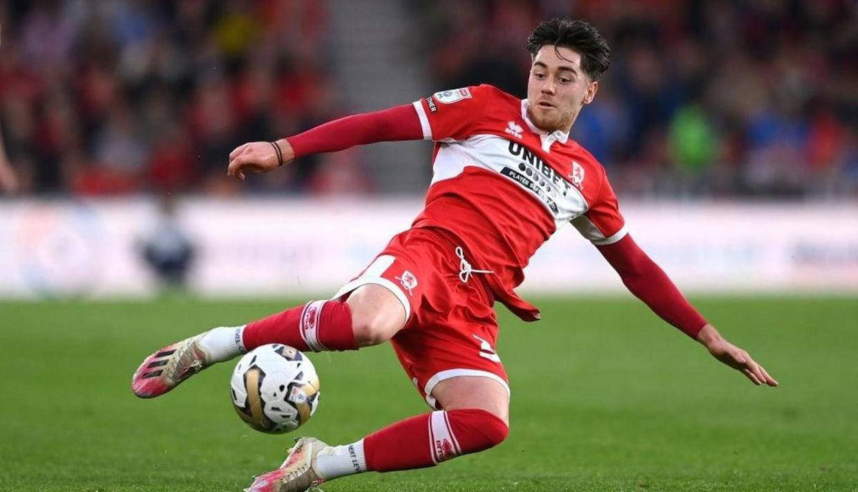 世界杯竞彩-英超冬季转会窗口最新动态解析：热刺盯上皇马边锋，曼联关注米堡新星