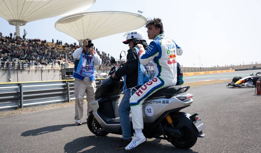 FIFA世界杯-在崇尚超车的F1世界里，这几辆车居然没人敢超？！